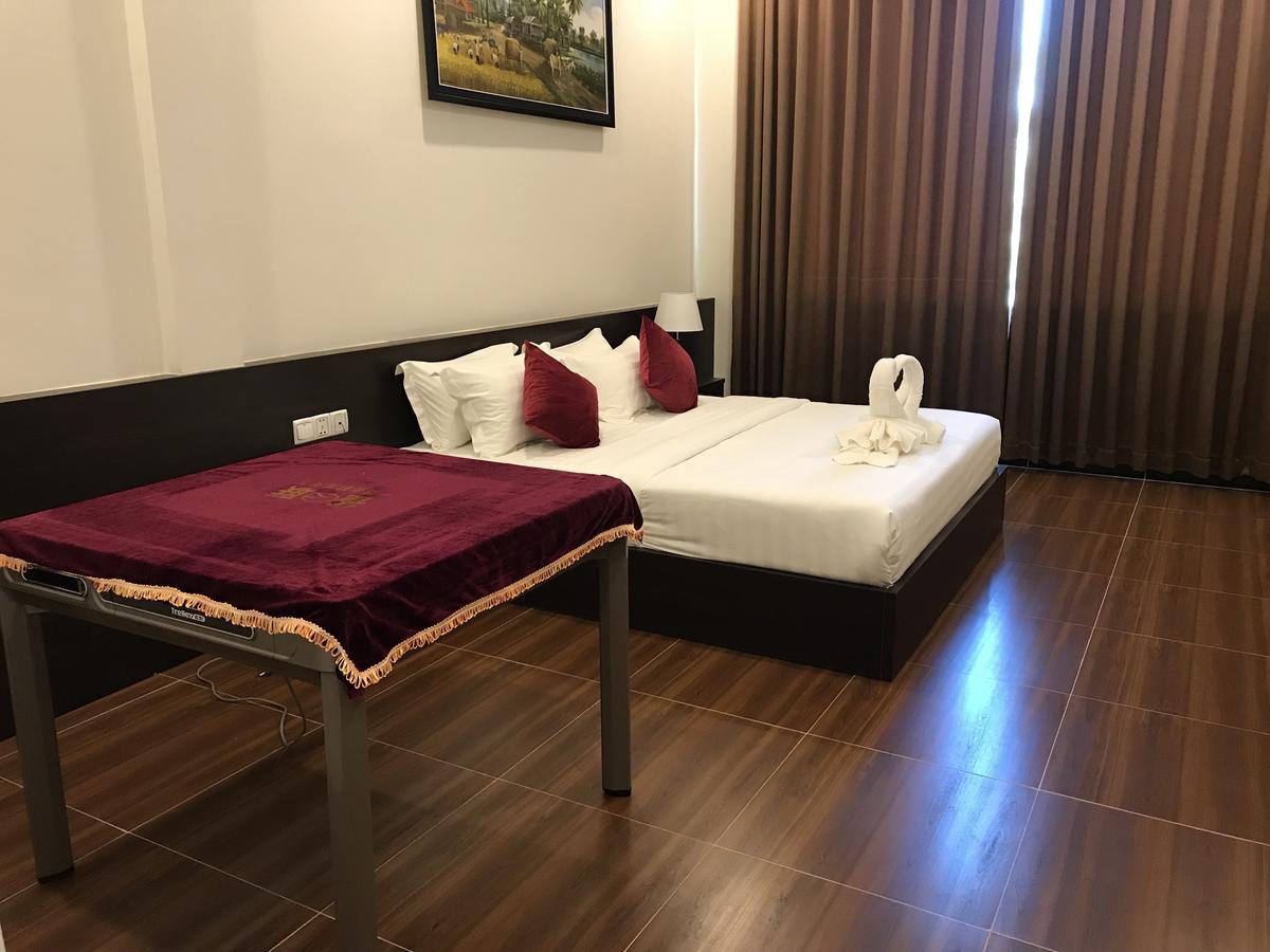 Apple Hotel Two - Near Phnom Penh Airport Extérieur photo